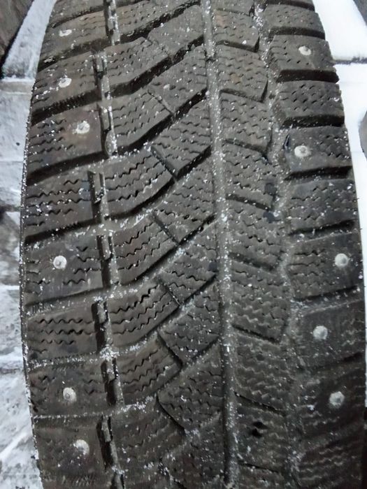 Продам 2 зимних колеса.