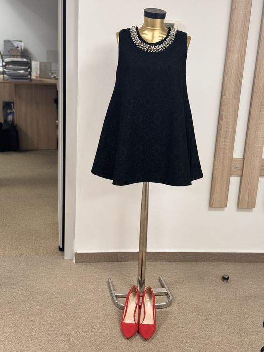 Rochie  neagra + pantofi rosii Answer