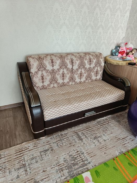 Продам диван двухместный