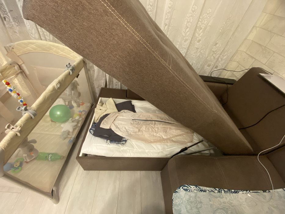 Продаю диван угловой трехместный