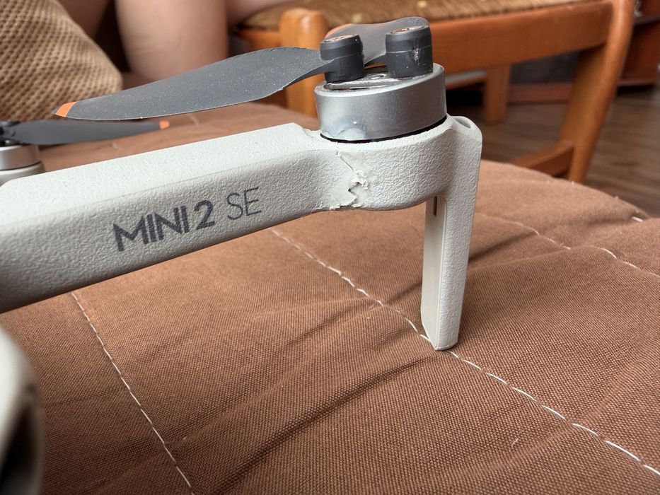 DJI Mini 2 SE + чанта (ползван броени пъти, забележка по рамото, лети отлично)
