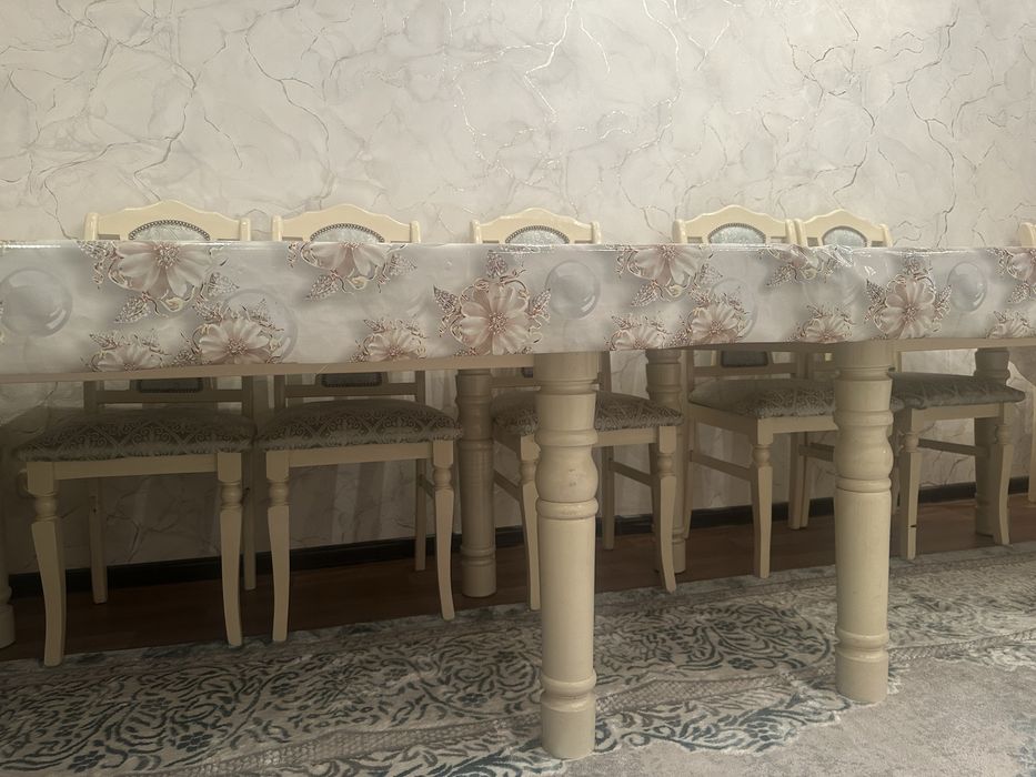 Стол со стульями.