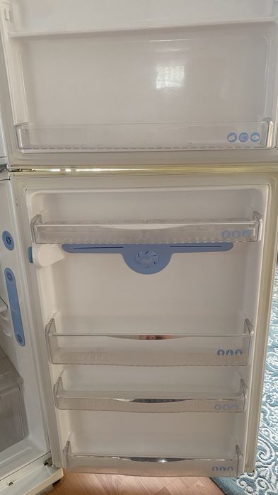Холодильник LG в хорошем состоянии
