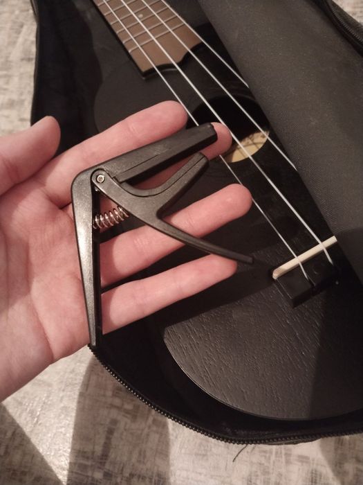 укулеле в черном цвете