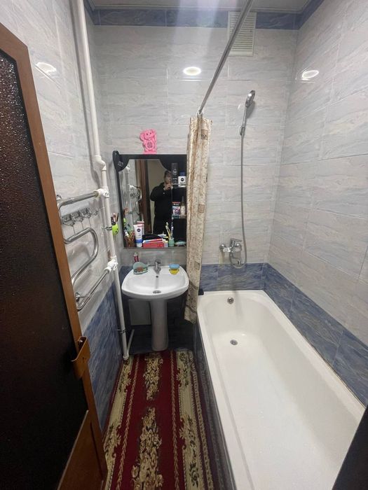 Продаётся 4х комнатная  на 2 этаже 100 м2 ориентир 6 мкр 70 остановка