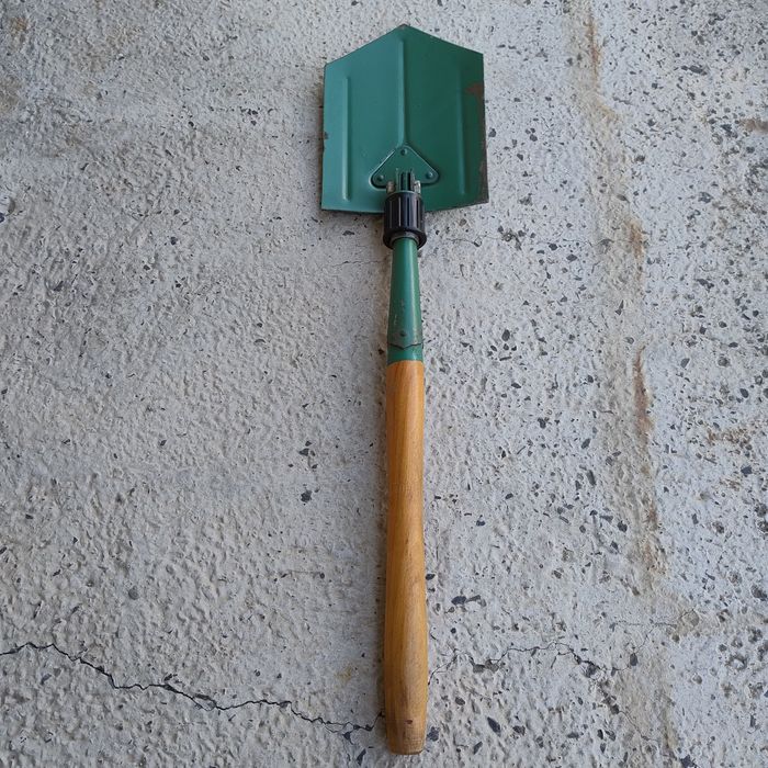 Продавам сгъваема лопатка