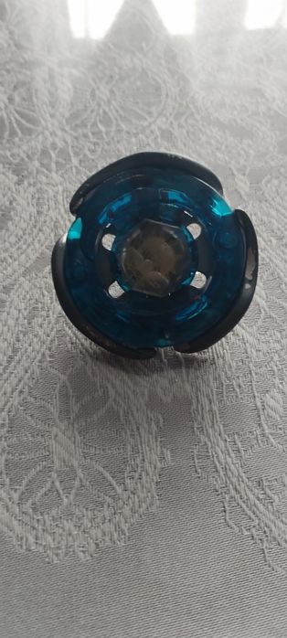 Vând colecție de beyblade