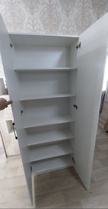 Шкаф с полками. .