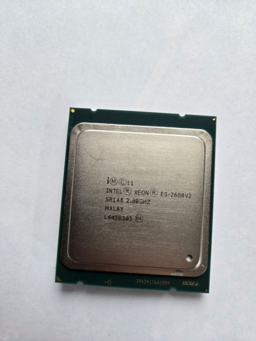 Intel xeon e5 2680 V2. Perfect functional, îl vând deoarece nu mai merge placa de baza
