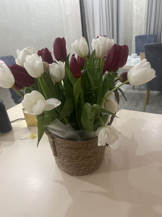 Тюльпаны с луковицами в карзине