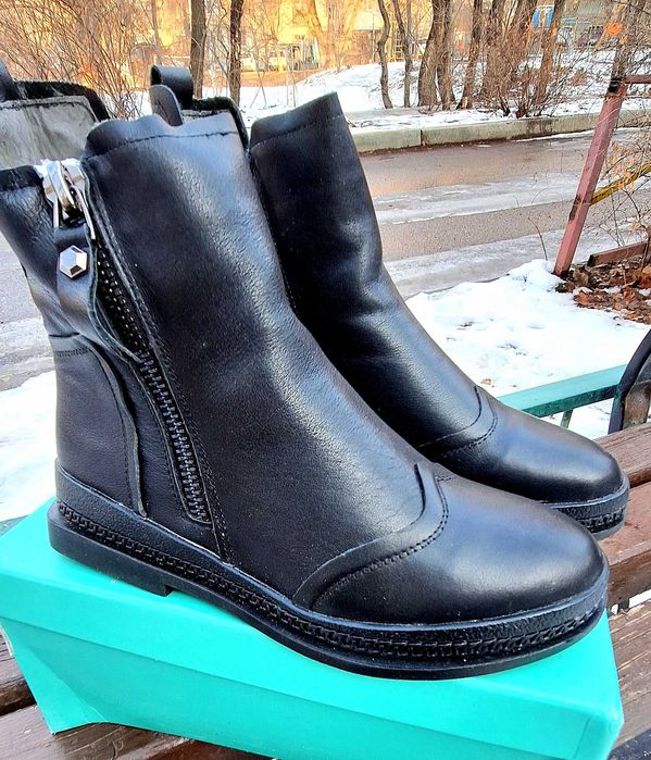 Продам зимние женские ботинки