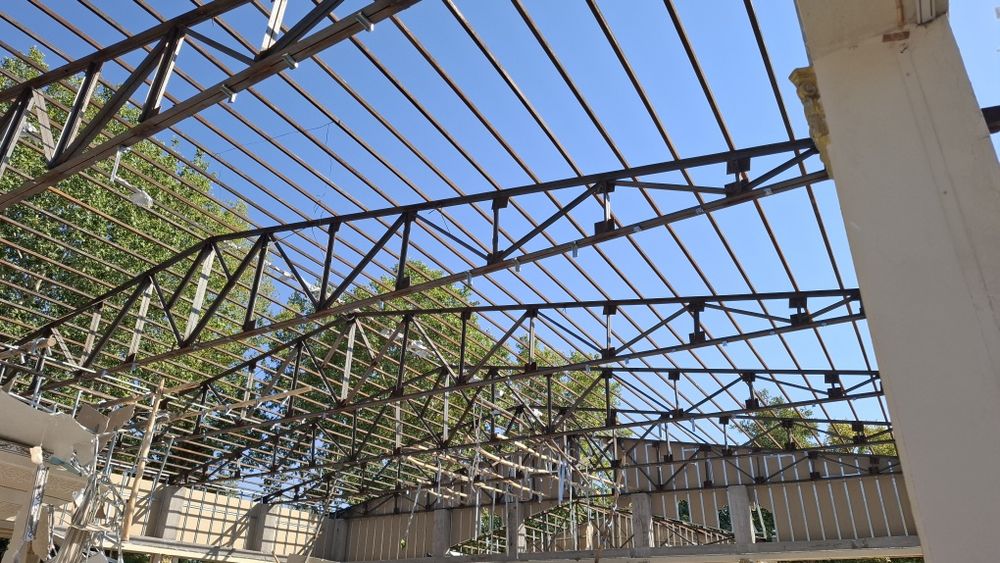 Ferma,  Metallakonstruktsiya  sotiladi, holat yaxshi.