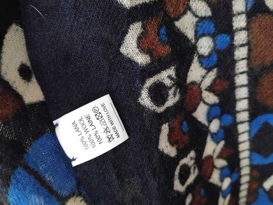 Нов памучен шал, много фин с разкошна бродерия  -9 евро