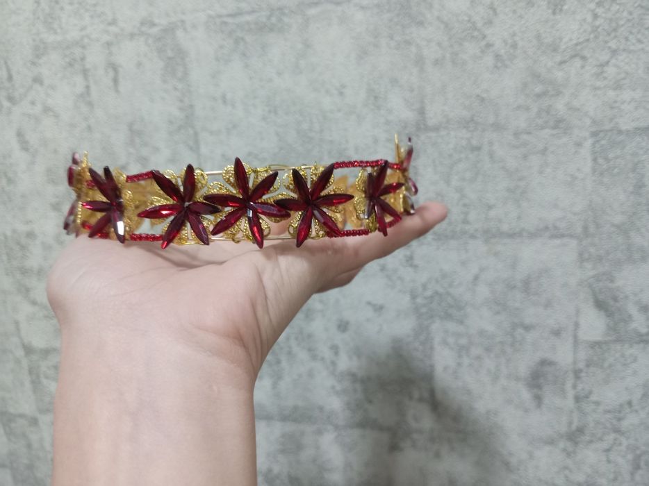 Qizil toshli yangi va hashamdor abadogimiz