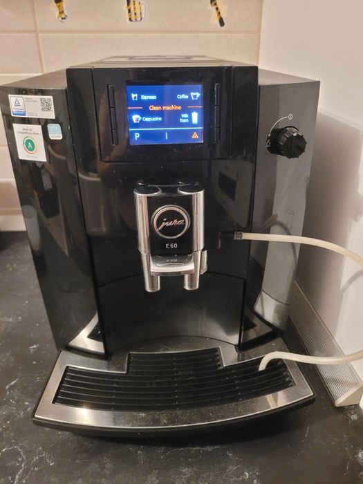 Vând aparat cafea Jura E60