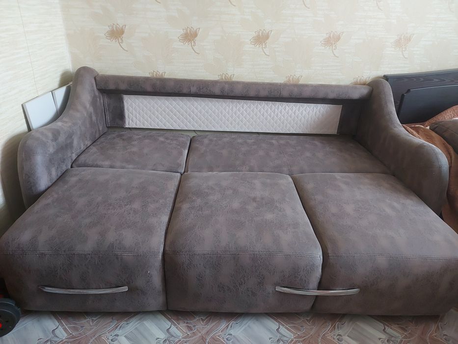 Продам диван почти новый