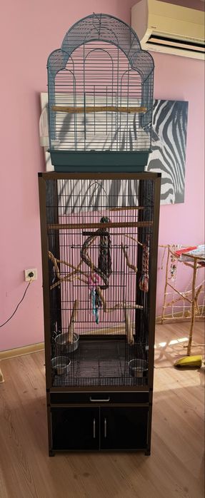 Две клетки и играчки