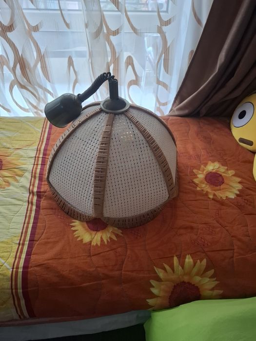 Лампион висящ от естествени материали с възможност за удължение.