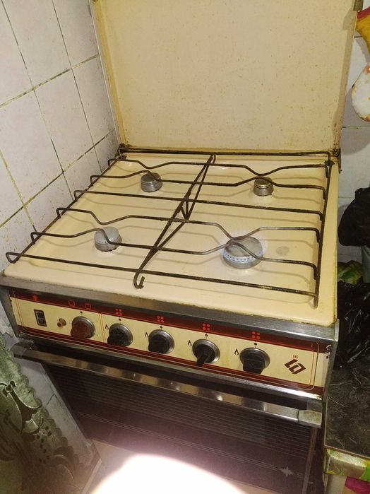 Газовая плита Брест в хорошем состоянии.Перекупщикам не звонить!