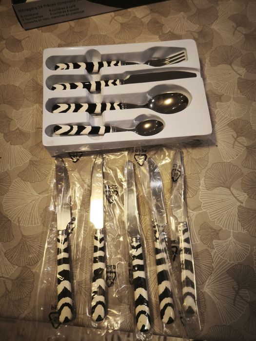 Комплект прибори за хранене 24 части