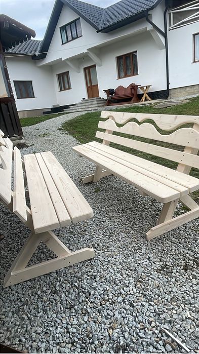 Vând set masă cu bănci