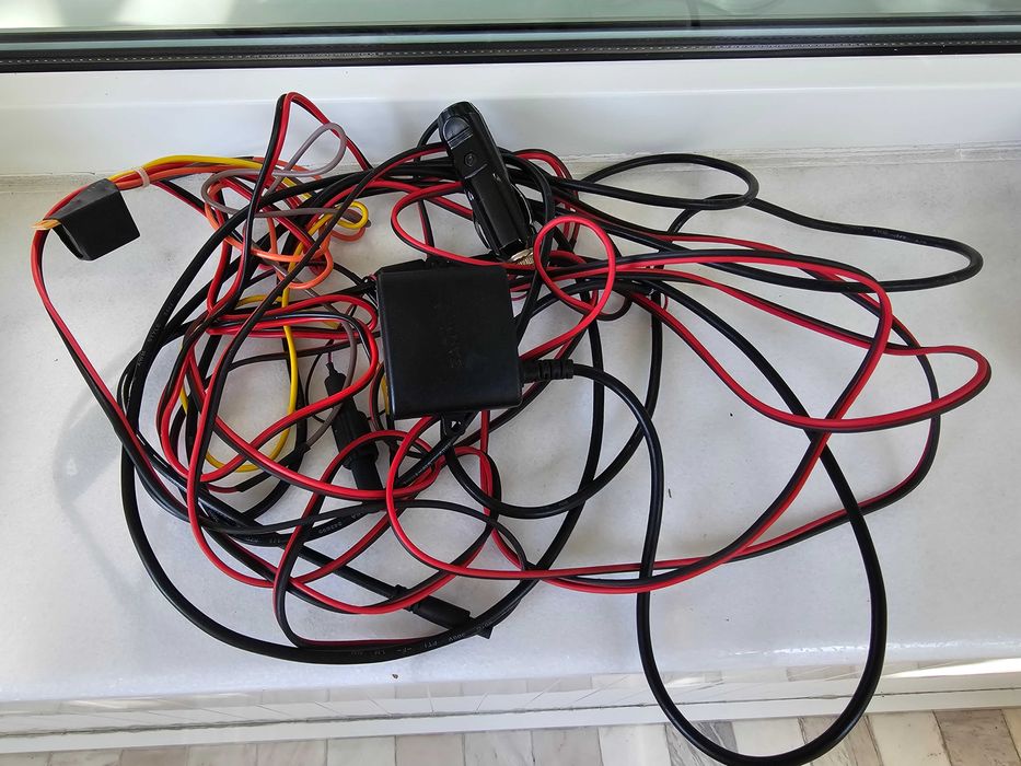 Продавам GPS GARMIN с автоматична задна камера