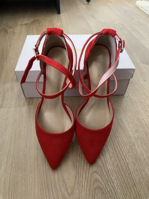 Червени дамски токчета