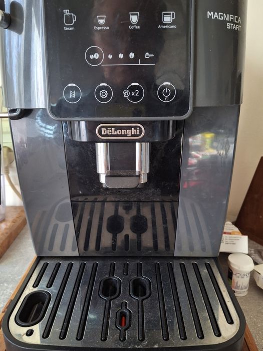 Vând  Espressor automat Delonghi