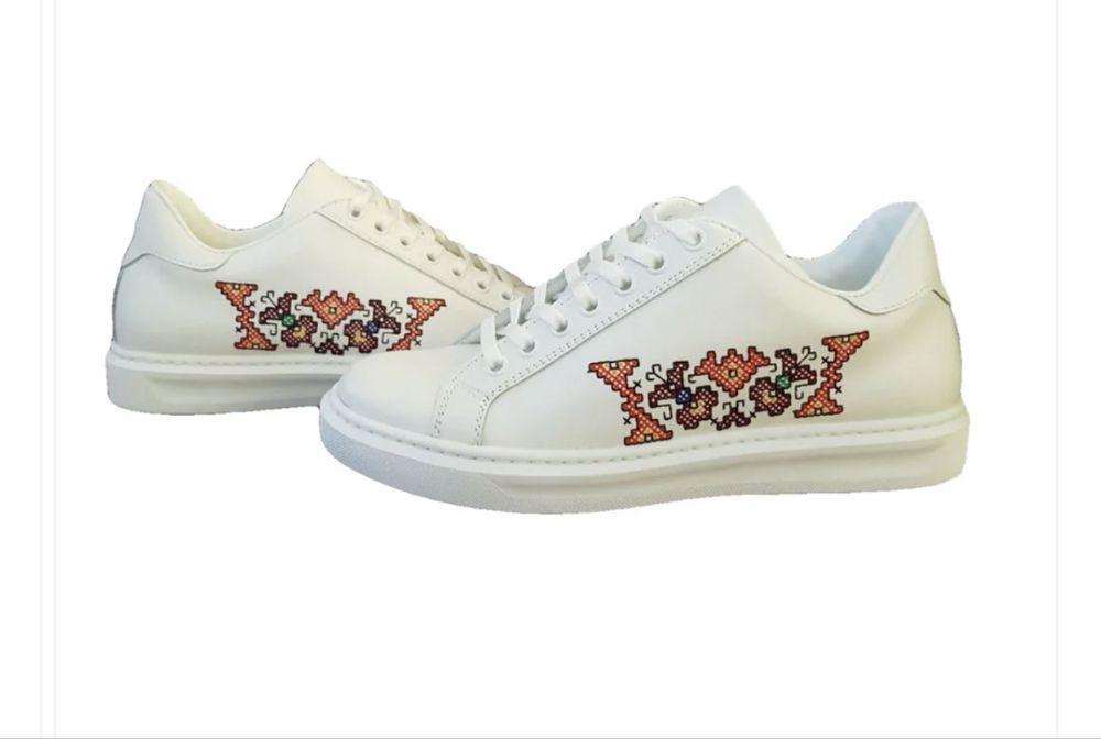 Кецове с бродирани шевици