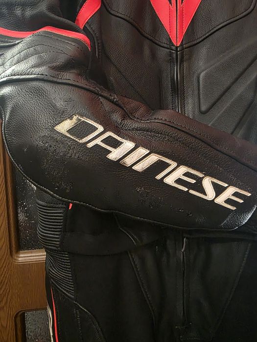 Мото екип Dainese размер 50 със забележки