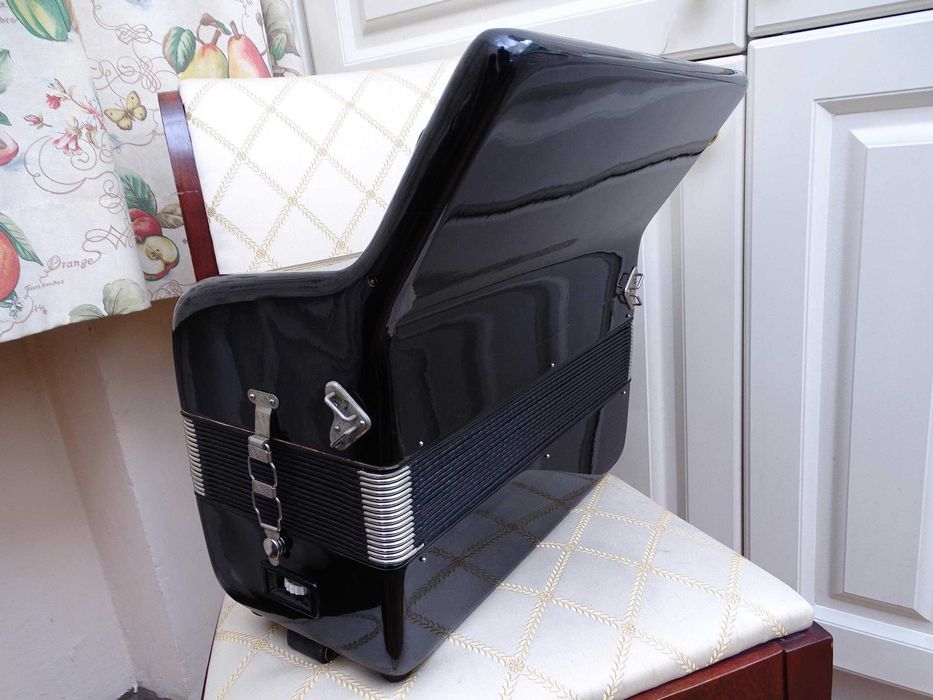 Много запазен стар акордеон Велтмайстер 60 баса