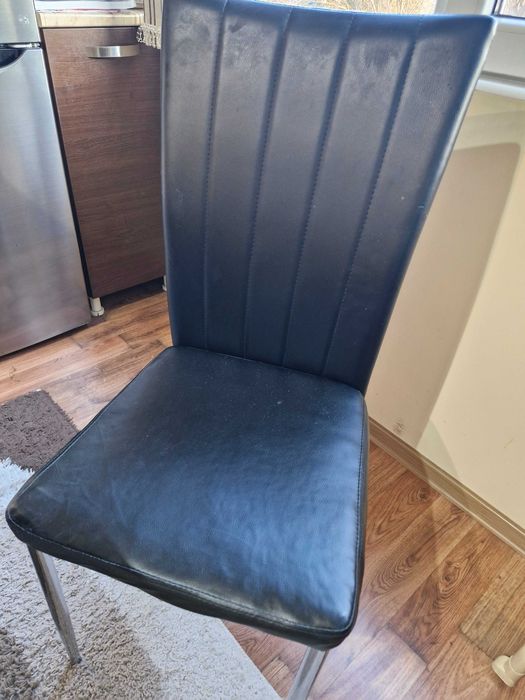 Продавам стъклена маса + 4 стола