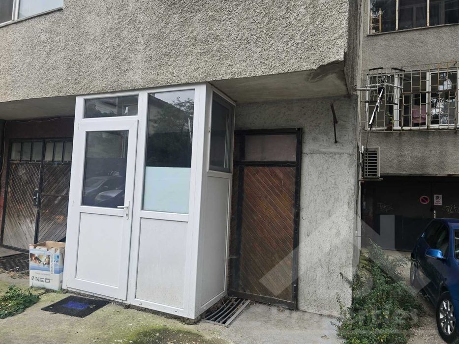 Гараж/студио в сграда до Градска болница, Варна