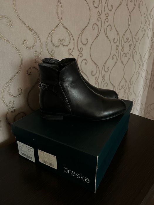 Продам демисезонные сапоги и ботинки