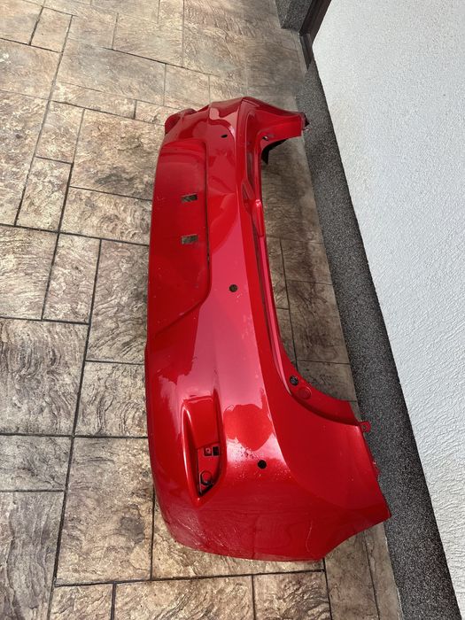 Spoiler Mazda 3 original culoarea rosu aprins (spart intr-un stalp)