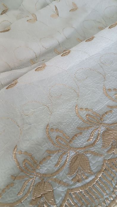 Красивая тюль-занавеска для зала, с кружевами и вышивкой.