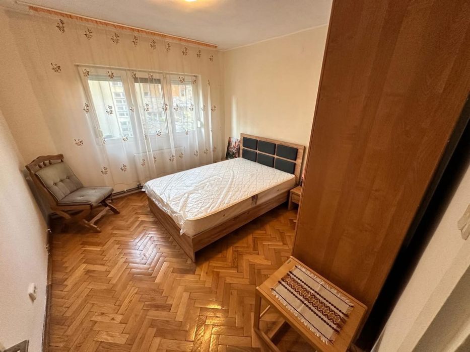 Ofer spre vanzare Apartament 3 Camere + Hol   in zona centrala Et. 2