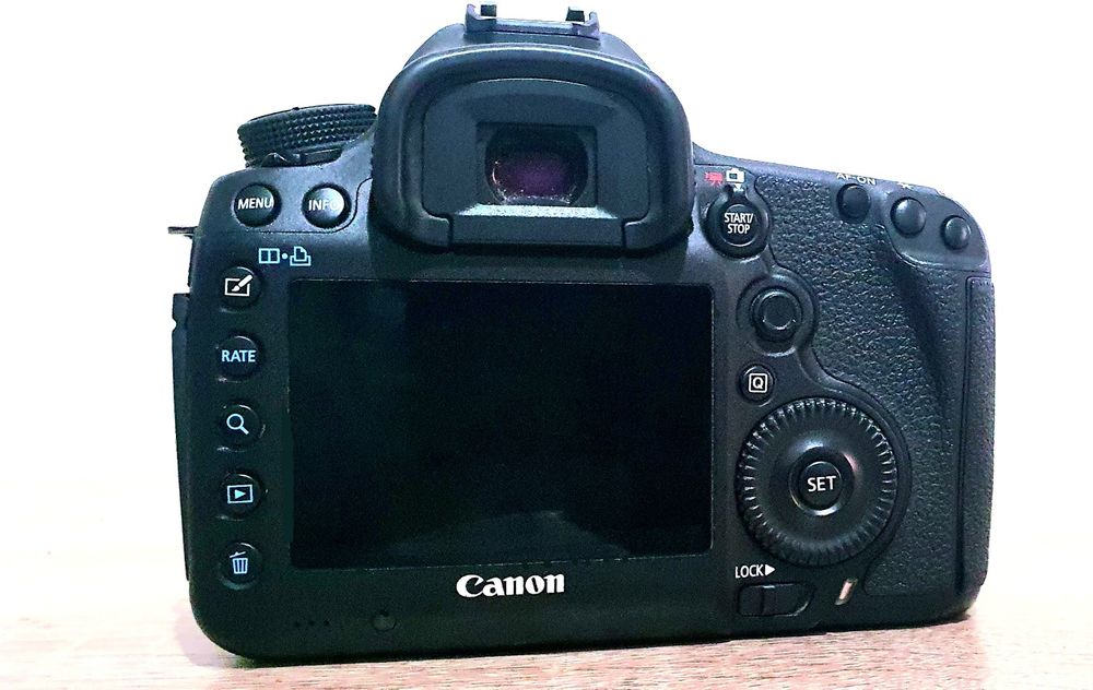 Canon 5D mark III + Canon 50mm 1.4 + 2 carduri de 64gb