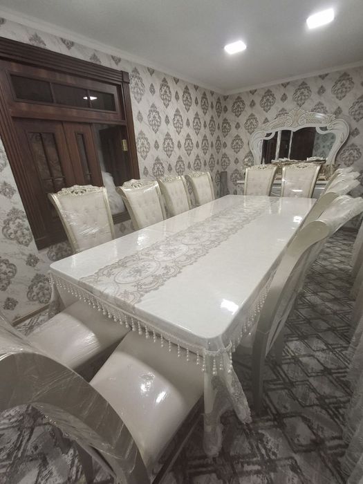 Oq rangli stol va 12 ta stul sotiladi. Holati yangidek.