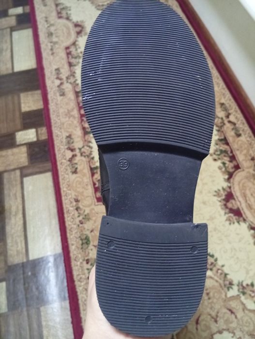 Продаются женские ботинки