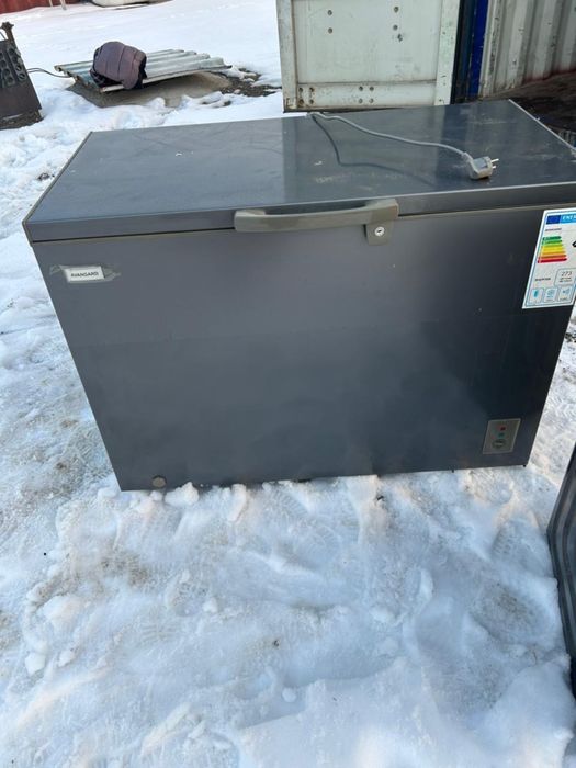 Продаю холодильник, стуля, морозильник, под телевизор, ковры есть