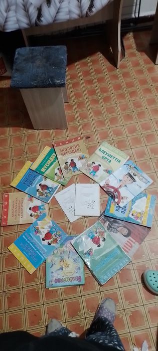 Отдам часы и хлебницу