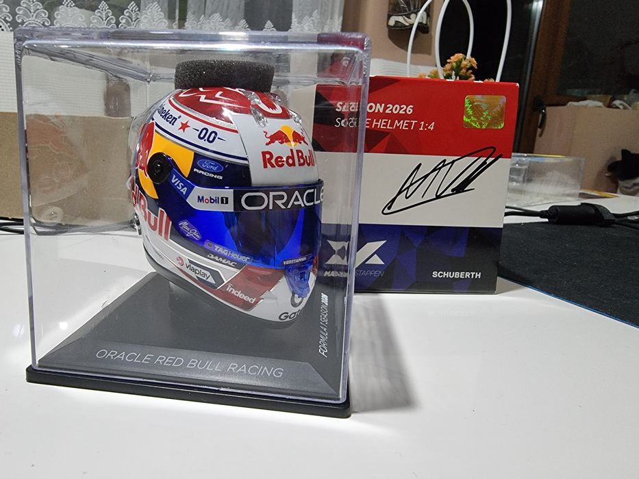 Max Verstappen seaaon helmet 1:4 schuberth