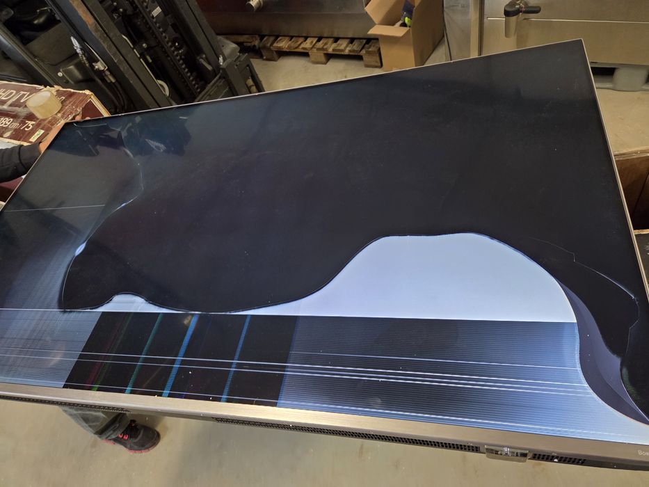 Vand televizoare noi cu defect