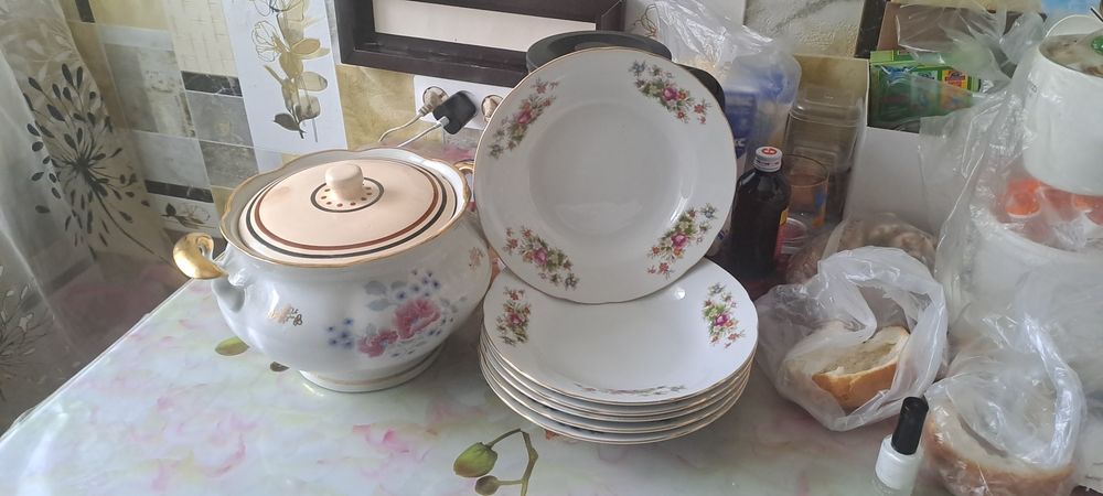 Супник и тарелки