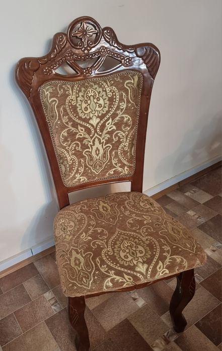 Стол для гостинной