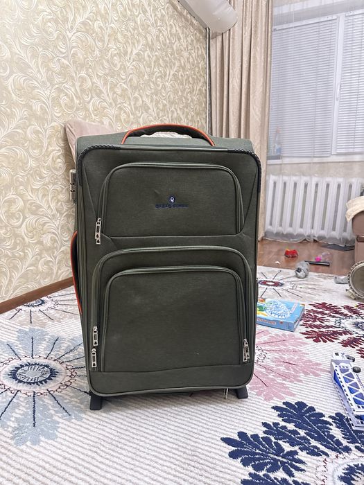 Пртдается чемодан, большой