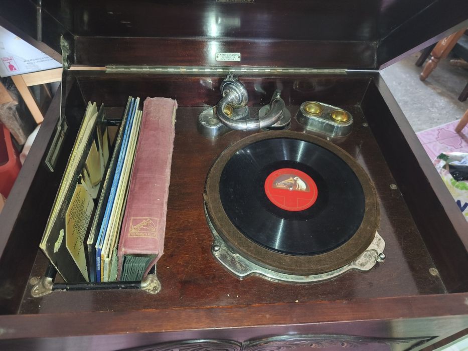 Gramofon tip cabinet în stare de funcționare