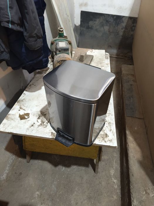 Продаются мусорные ведра 2 шт