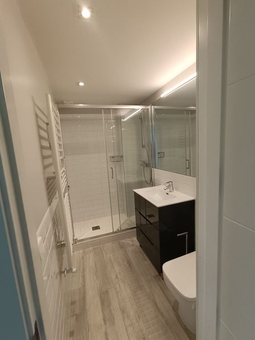 Închiriez apartament cu 2 camere